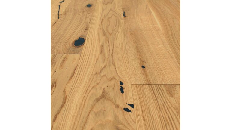 Eichenholzparkett mit natürlichen Einschlüssen und schwarzen Harzstellen.